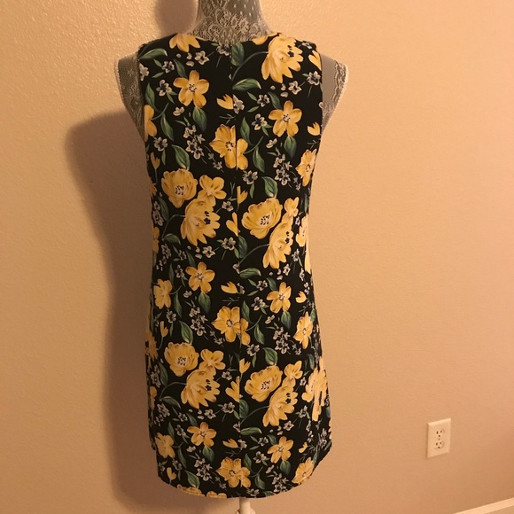 Comfy & Elegant Flower Dress - Picture 2 of 4